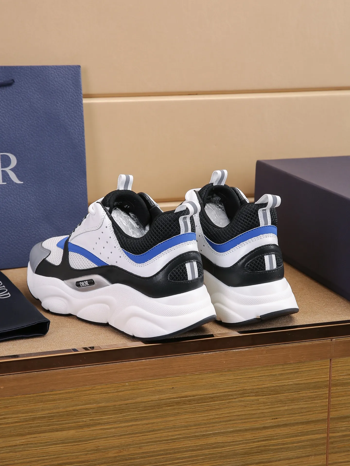 Factory price: 460💰Dior’s top version of D’s b22 men’s sports shoes. Inspired by retro running styles, the chunky low-top silhouette features gray calf leather and blue and white mesh fabric uppers, atop a black, white and blue engraved rubber sole. Nylon ribbon accents the blue mesh tongue and heel counter, and a "dio~" logo appears on the side. Pair it with a suit for a striking contrast and add a sportswear-chic edge to your look. The thick sole can be about 4cm~ Size: 38-45, [46, 47 customized]